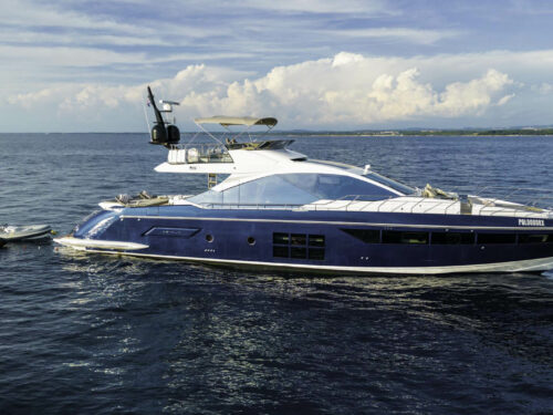 Luxury yacht Azimut S7 side view