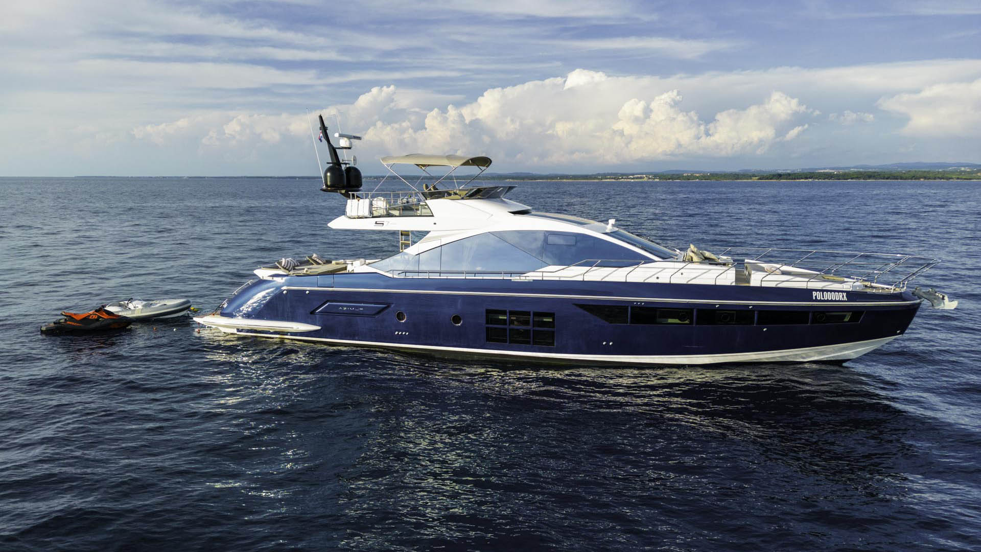 Luxury yacht Azimut S7 side view