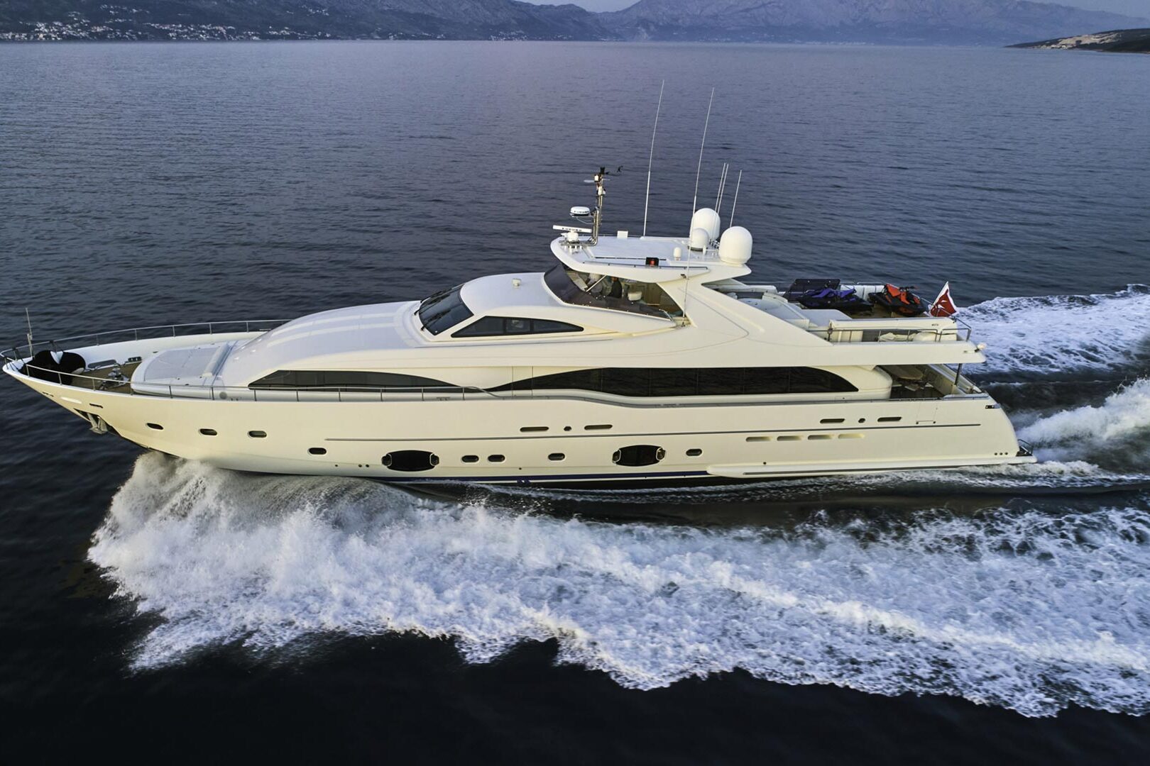 Luxury yacht Acceptus cruising