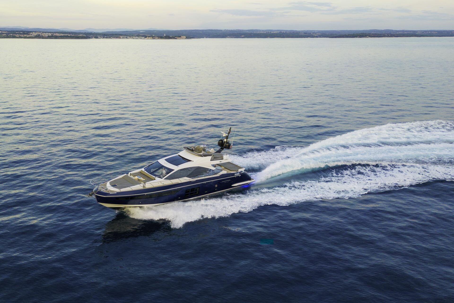 Luxury yacht Azimut S7 side running