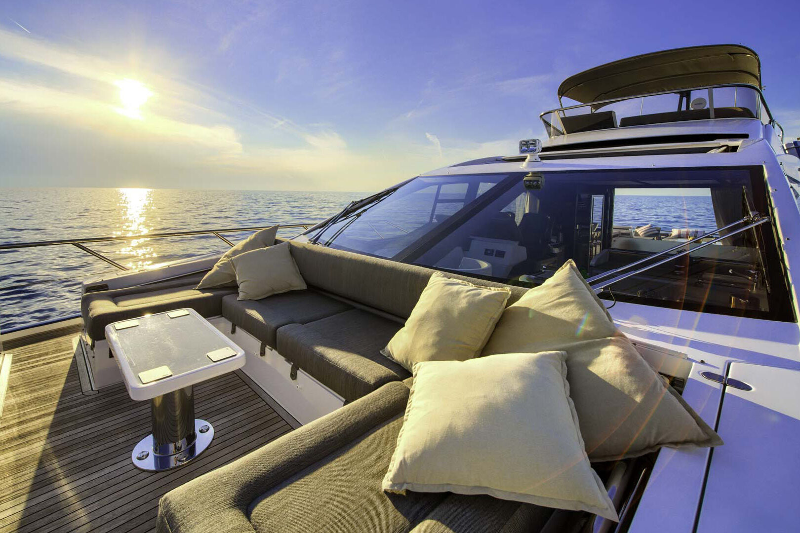 Azimut S7 front al fresco table