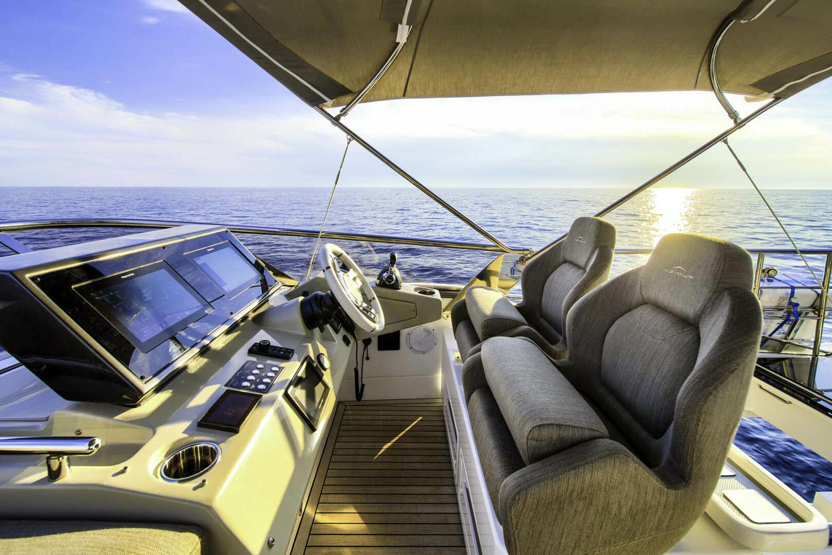 Azimut S7 flybridge helm station