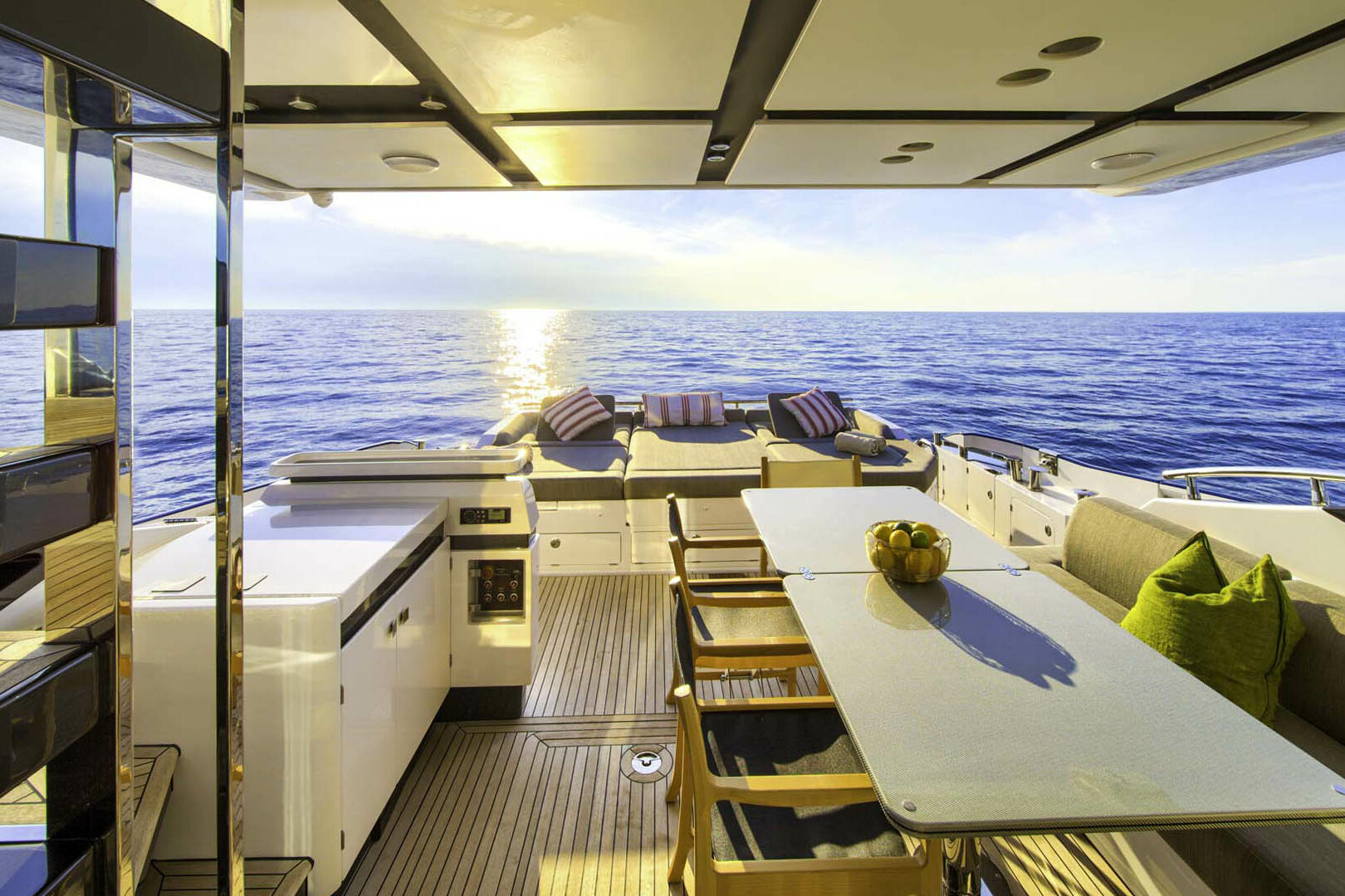 Azimut S7 aft dining view