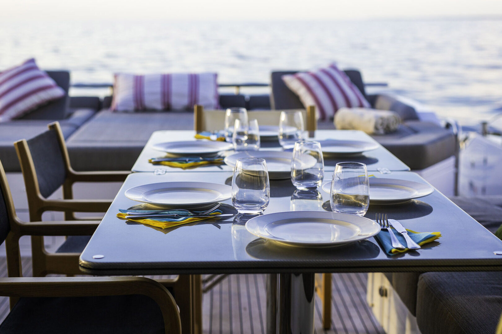 Azimut S7 aft al fresco table