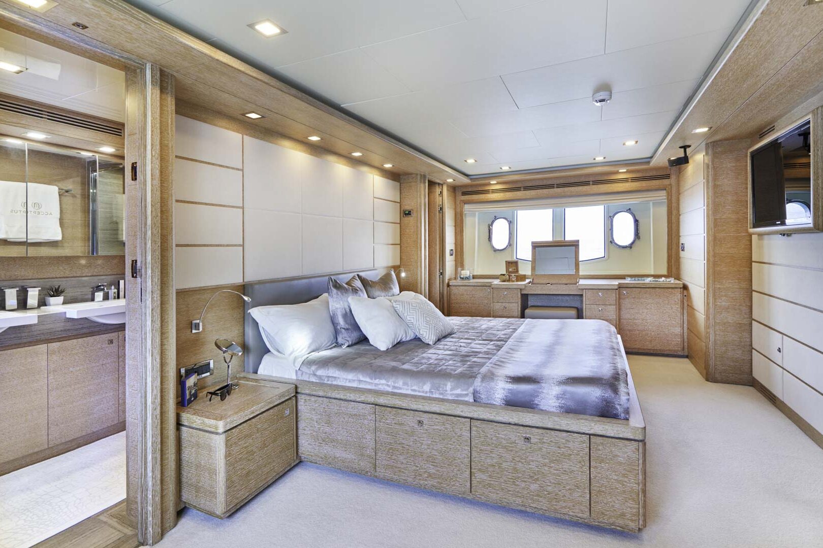 Acceptus Master cabin-2