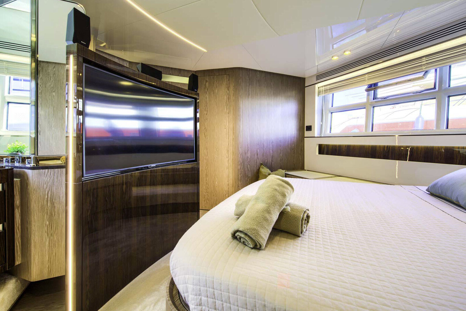 Azimut S7 Master cabin other view