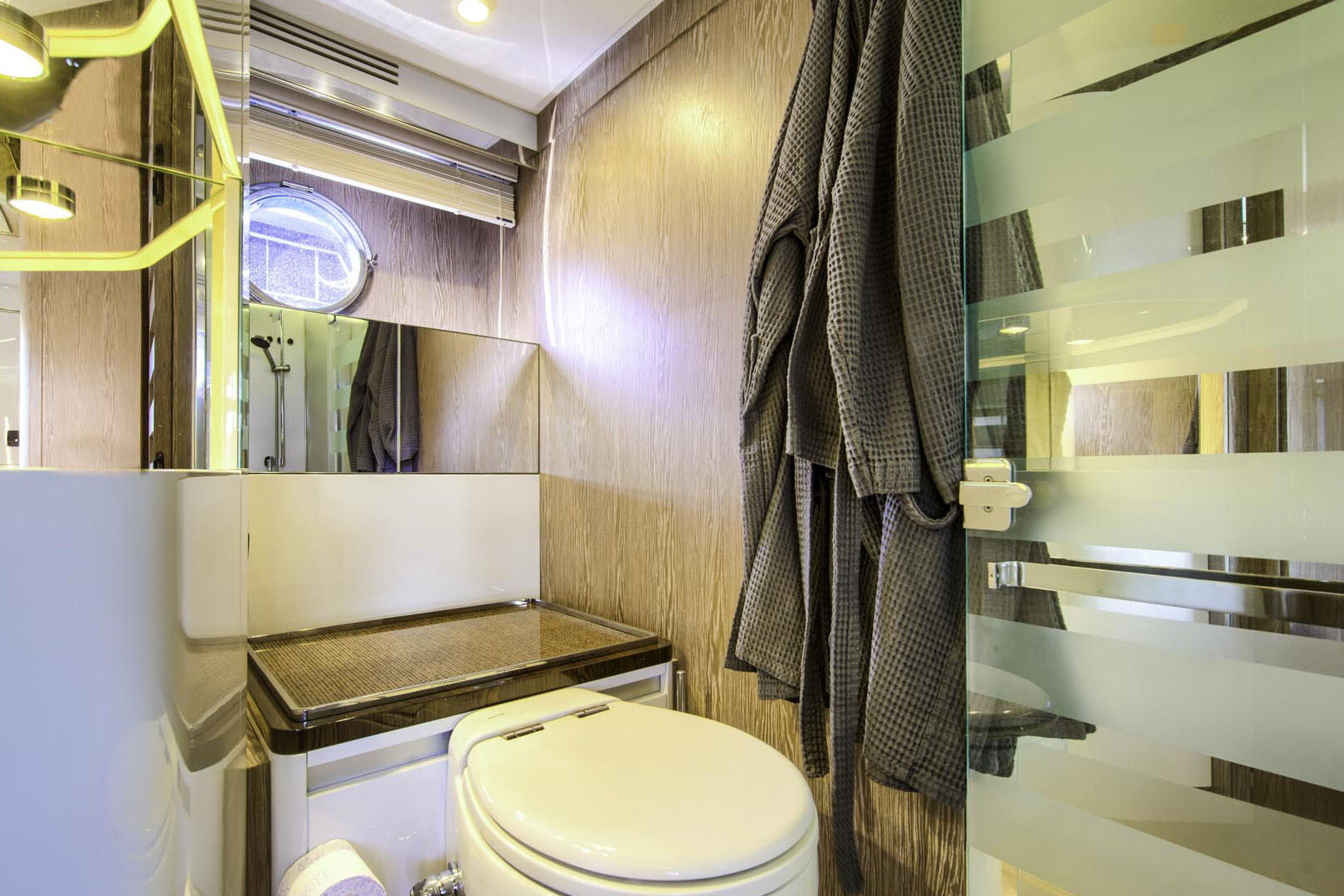 Azimut S7 toilet