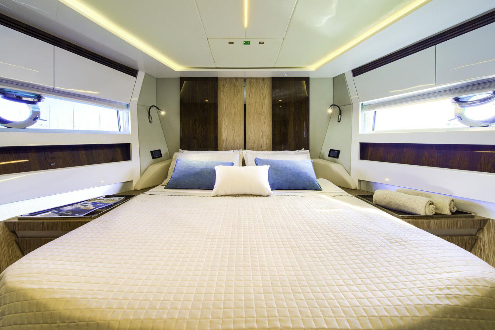 Azimut S7 VIP cabin