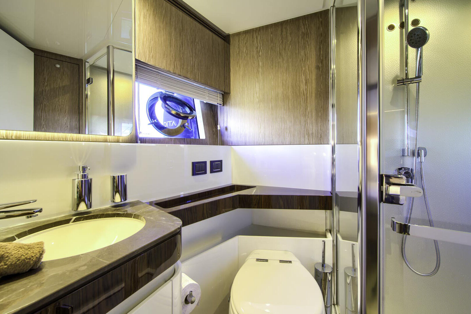 Azimut S7 bathroom