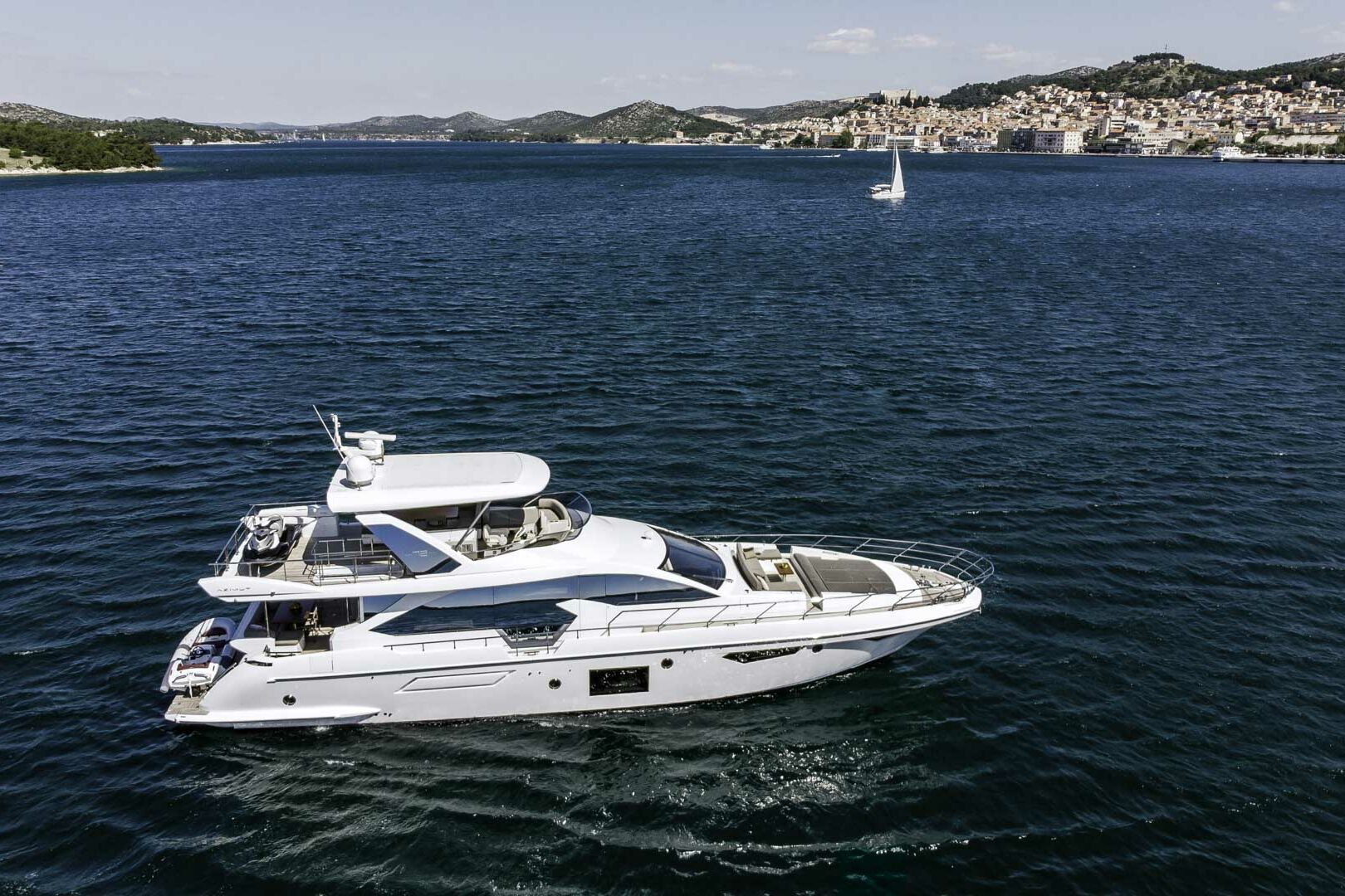 Luxury yacht Azimut 72 Fly starboard view