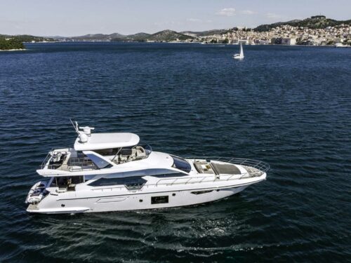 Luxury yacht Azimut 72 Fly starboard view