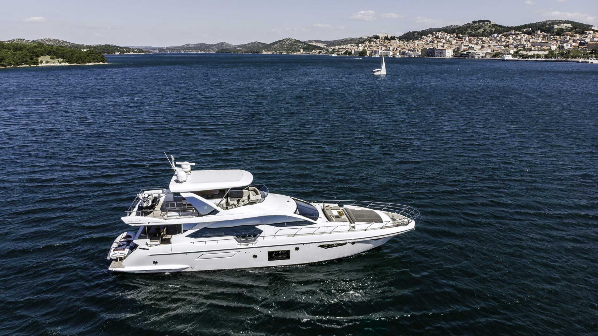 Luxury yacht Azimut 72 Fly starboard view