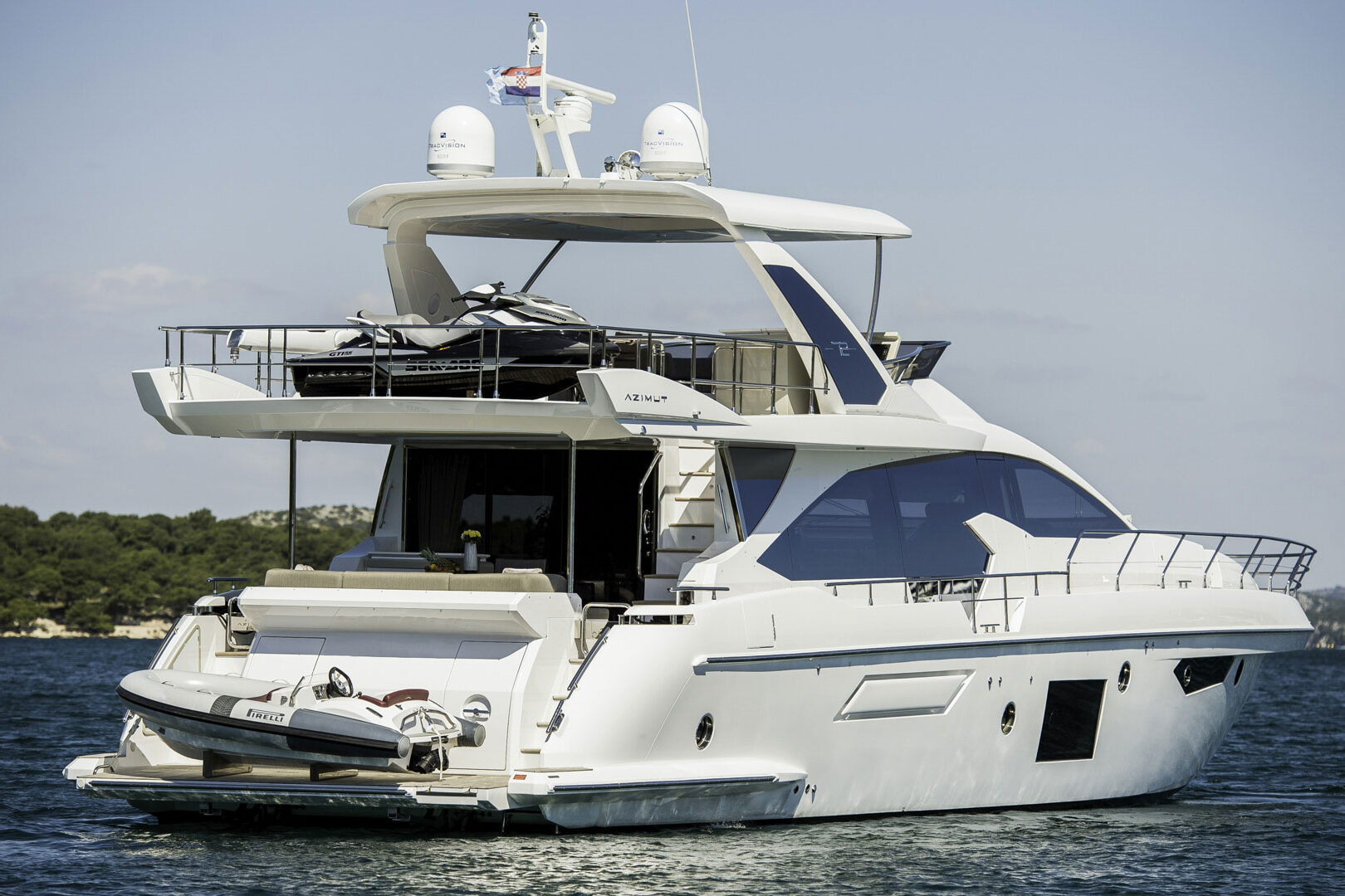 Luxury yacht Azimut 72 Fly starboard view-3