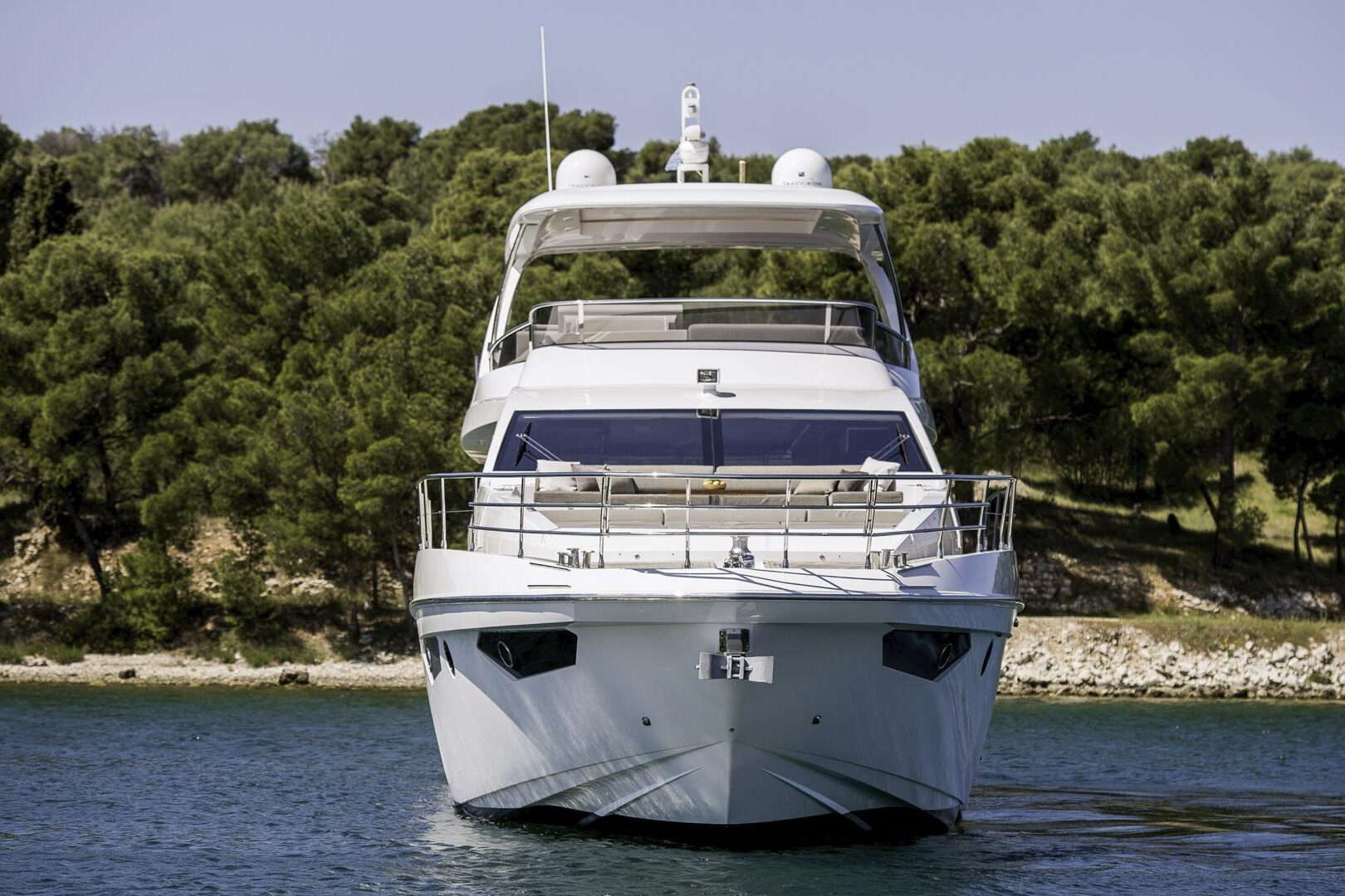 Luxury yacht Azimut 72 Fly front view