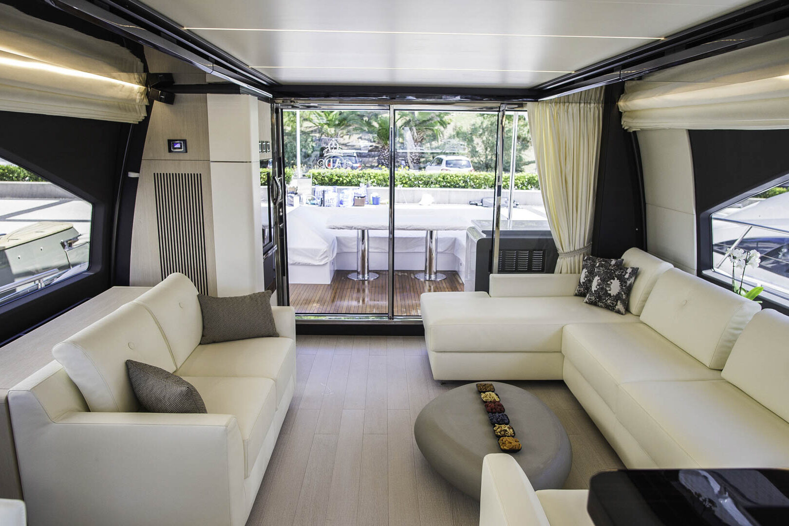 Azimut 72 Fly salon