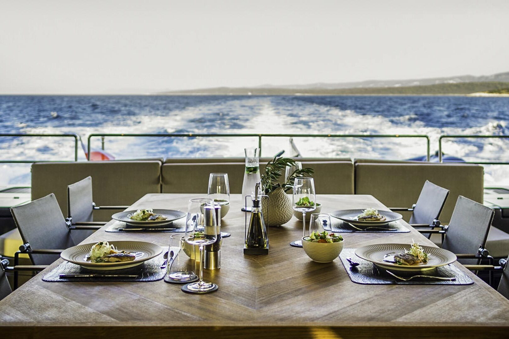 Sunreef 70 Power aft dining table