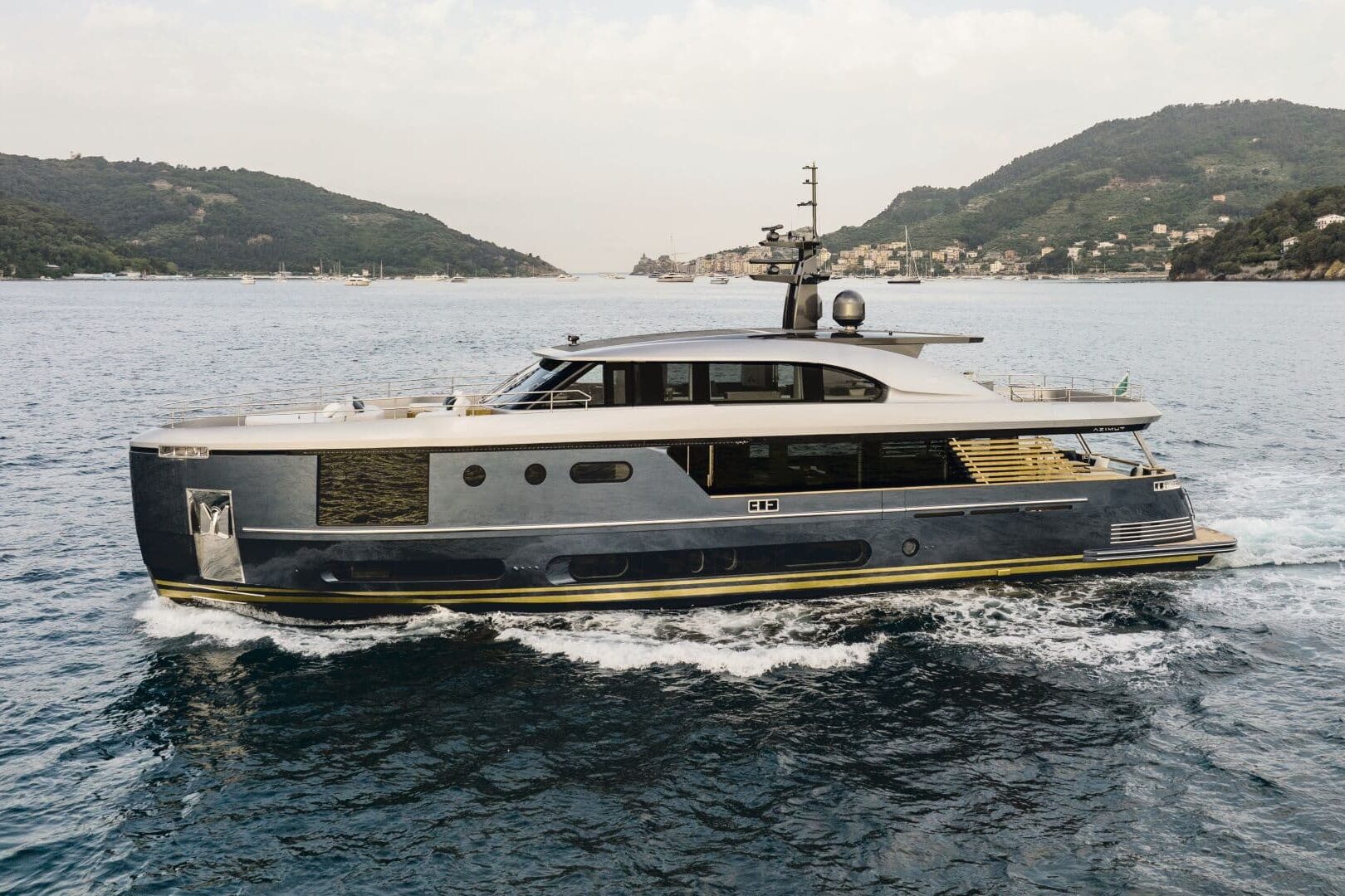 Azimut Magellano 30 Metri, crossover yachts cruising