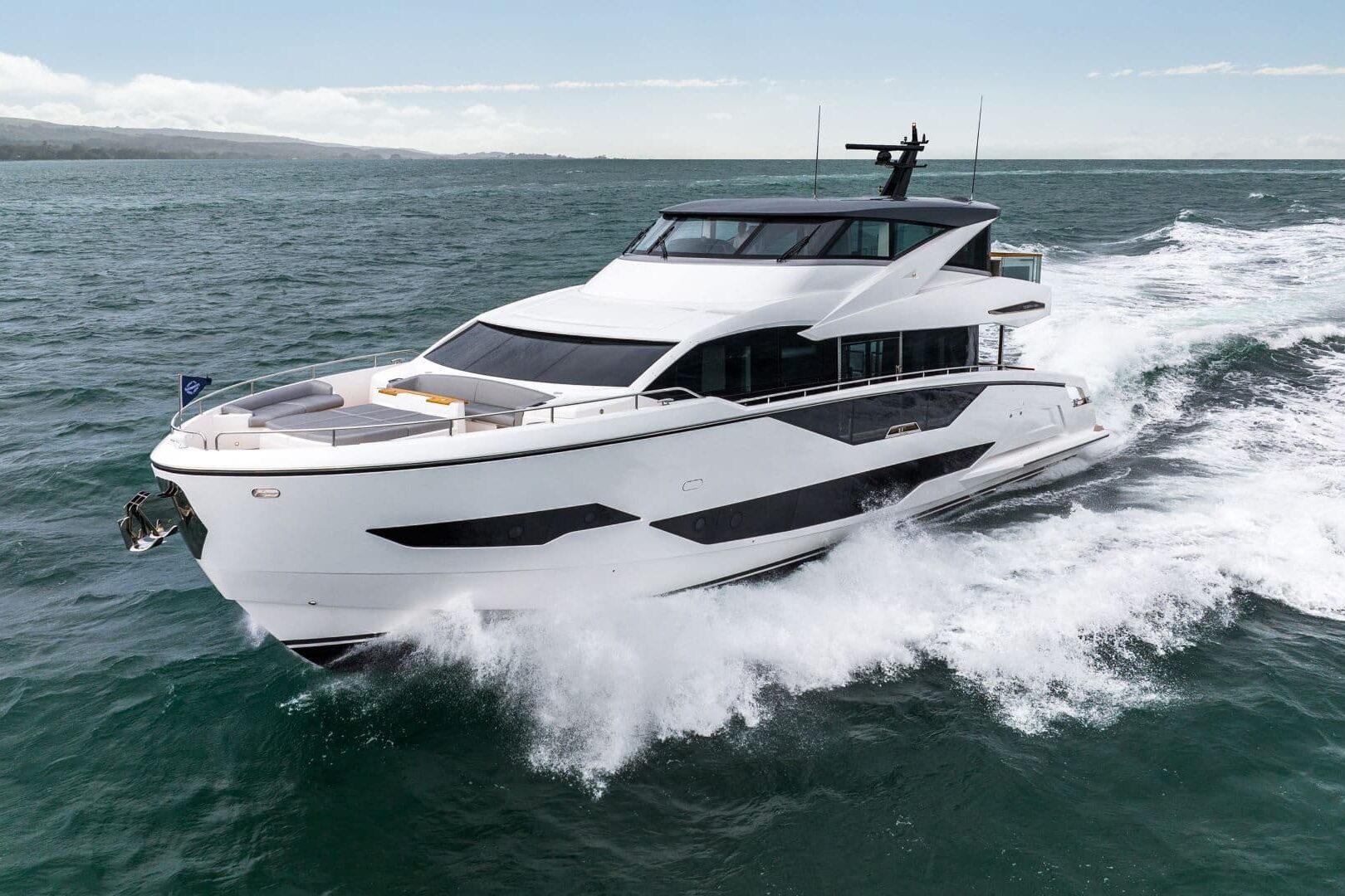 Sunseeker Ocean 182 cruising