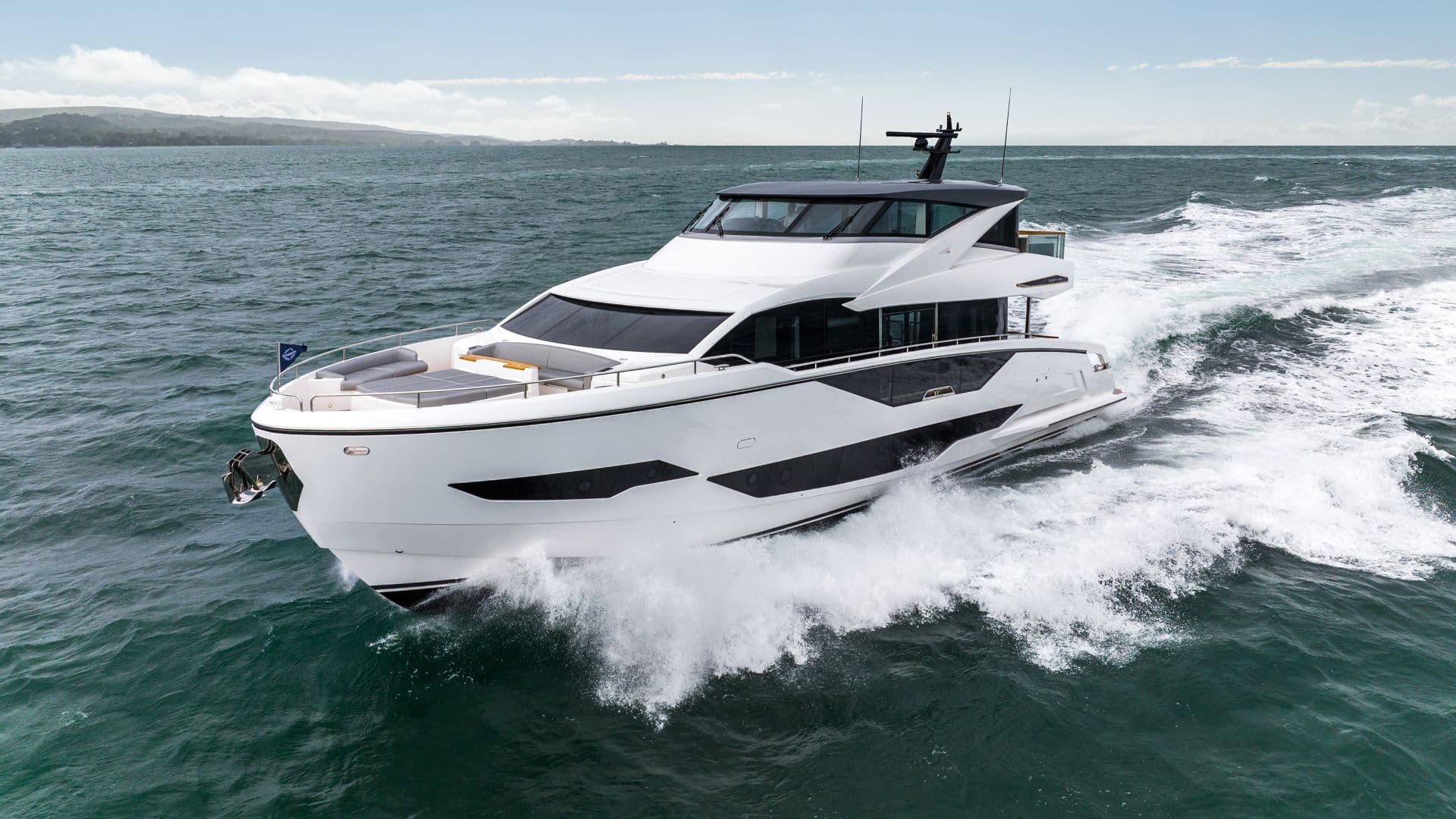 Sunseeker Ocean 182 cruising
