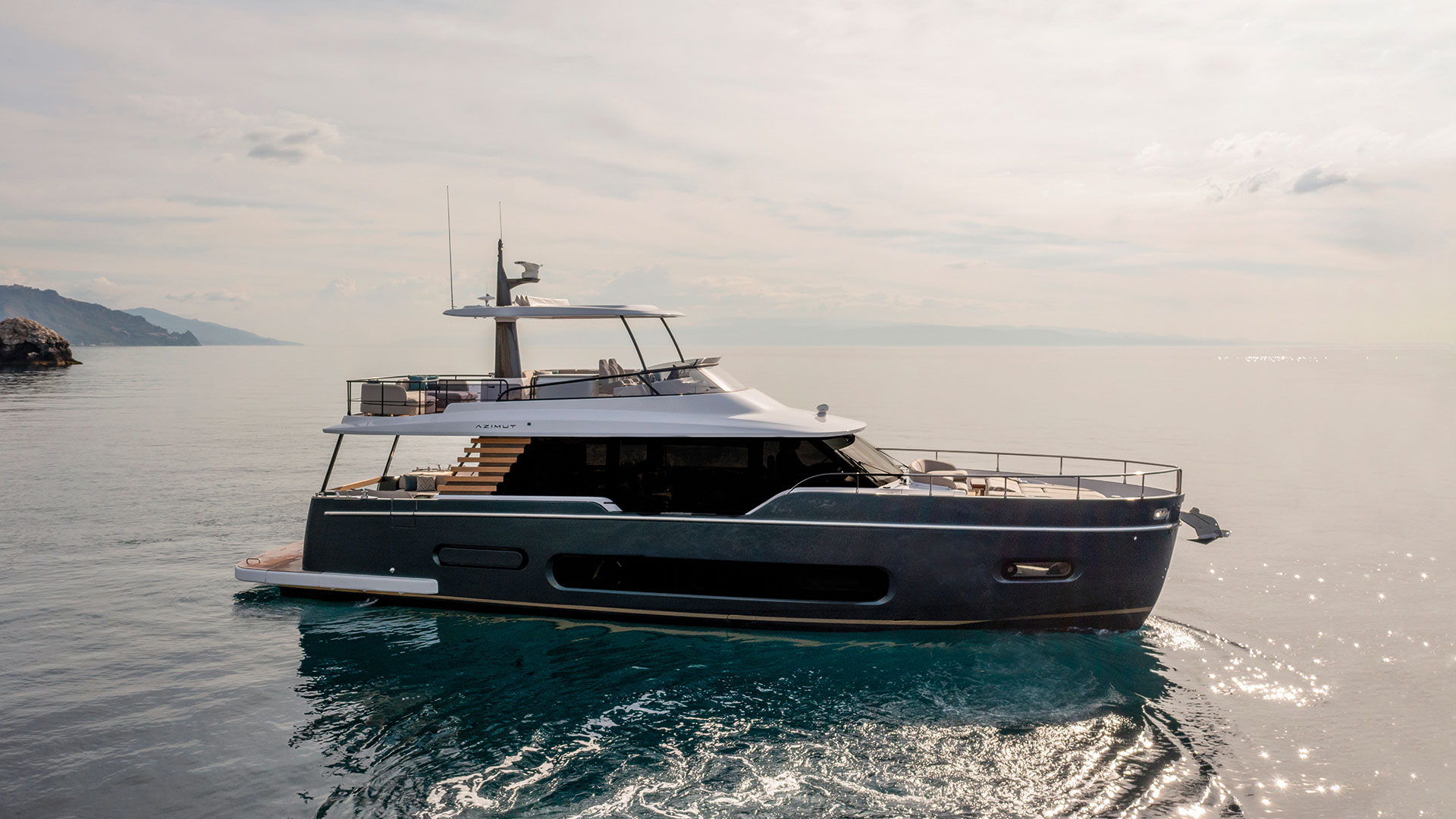 Azimut Magellano 60 side view