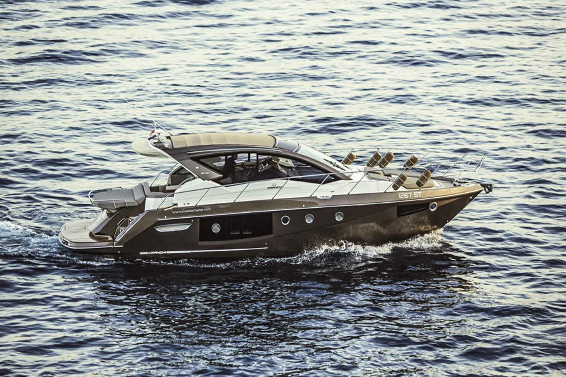 Motor boat Cranchi M44 HT side cruising