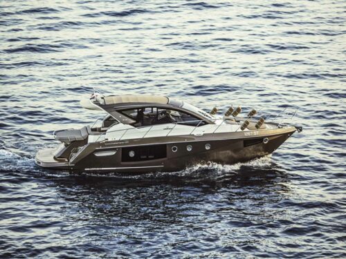 Motor boat Cranchi M44 HT side cruising