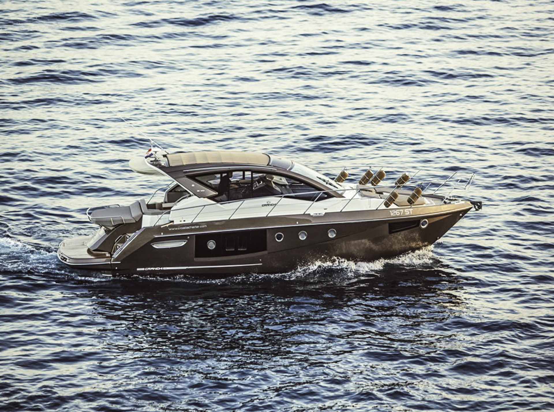 Motor boat Cranchi M44 HT side cruising