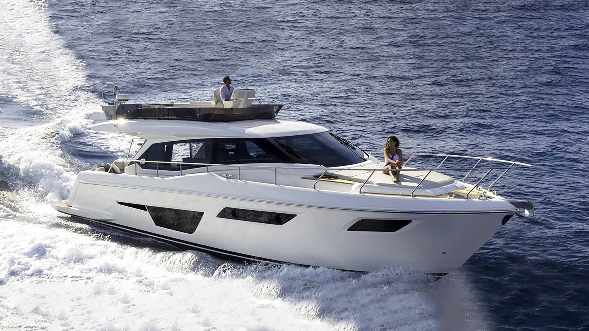 Motor boat Ferretti Yachts 500 running