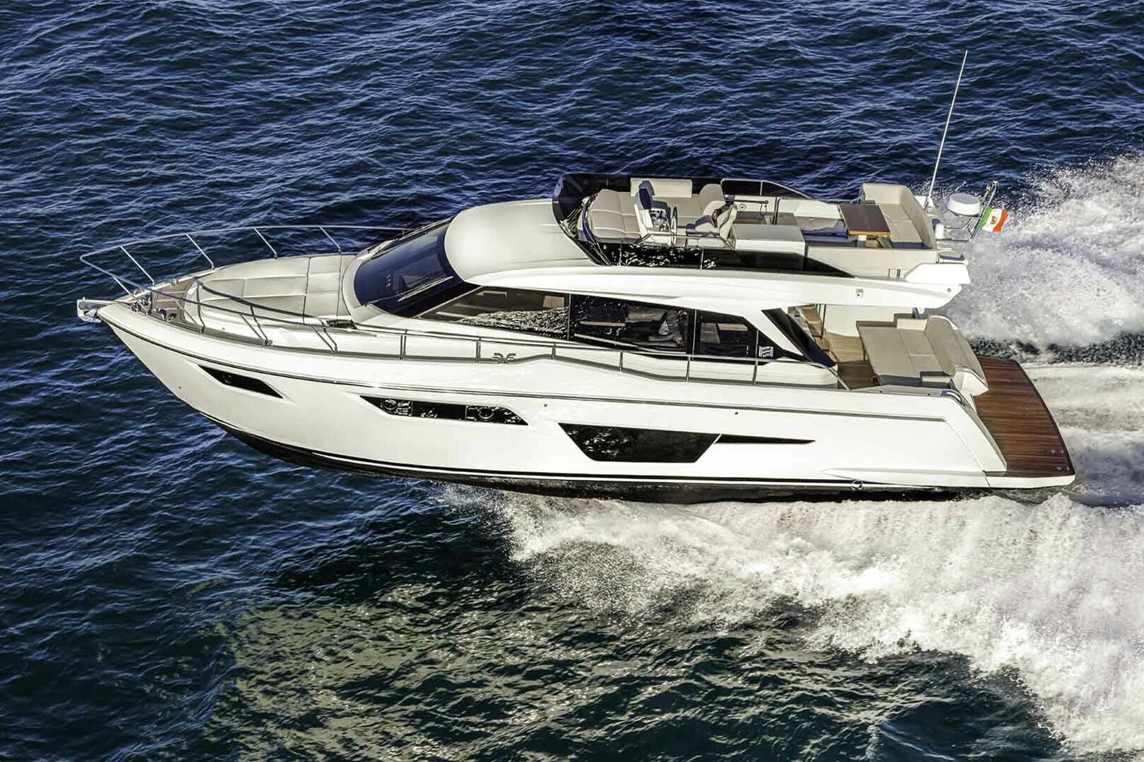 Motor boat Ferretti Yachts 500 side running