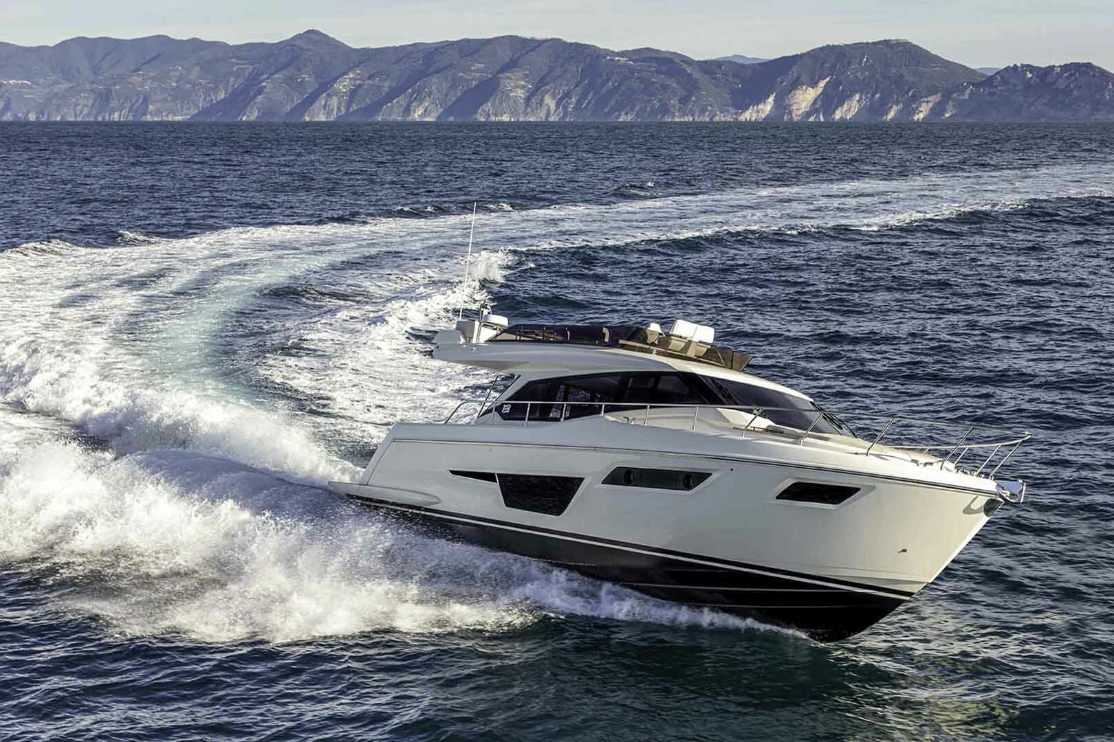 Motor boat Ferretti Yachts 500 starboard running