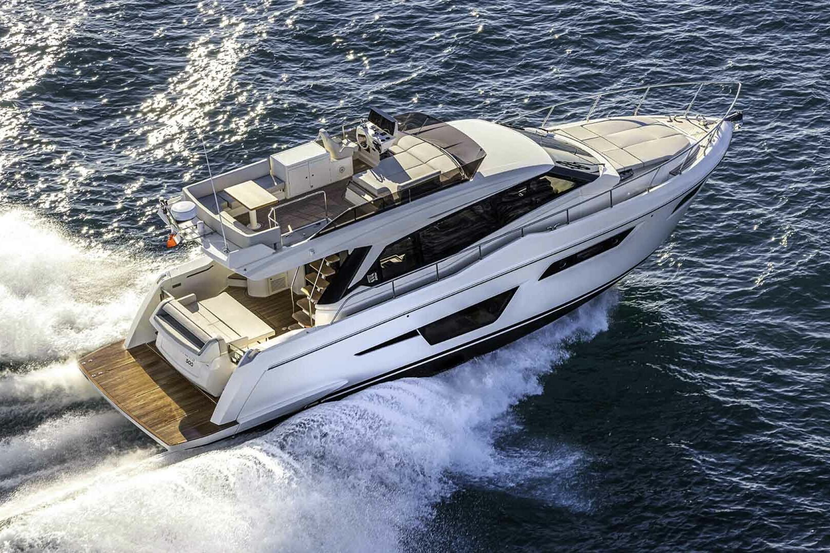 Motor boat Ferretti Yachts 500 aft running