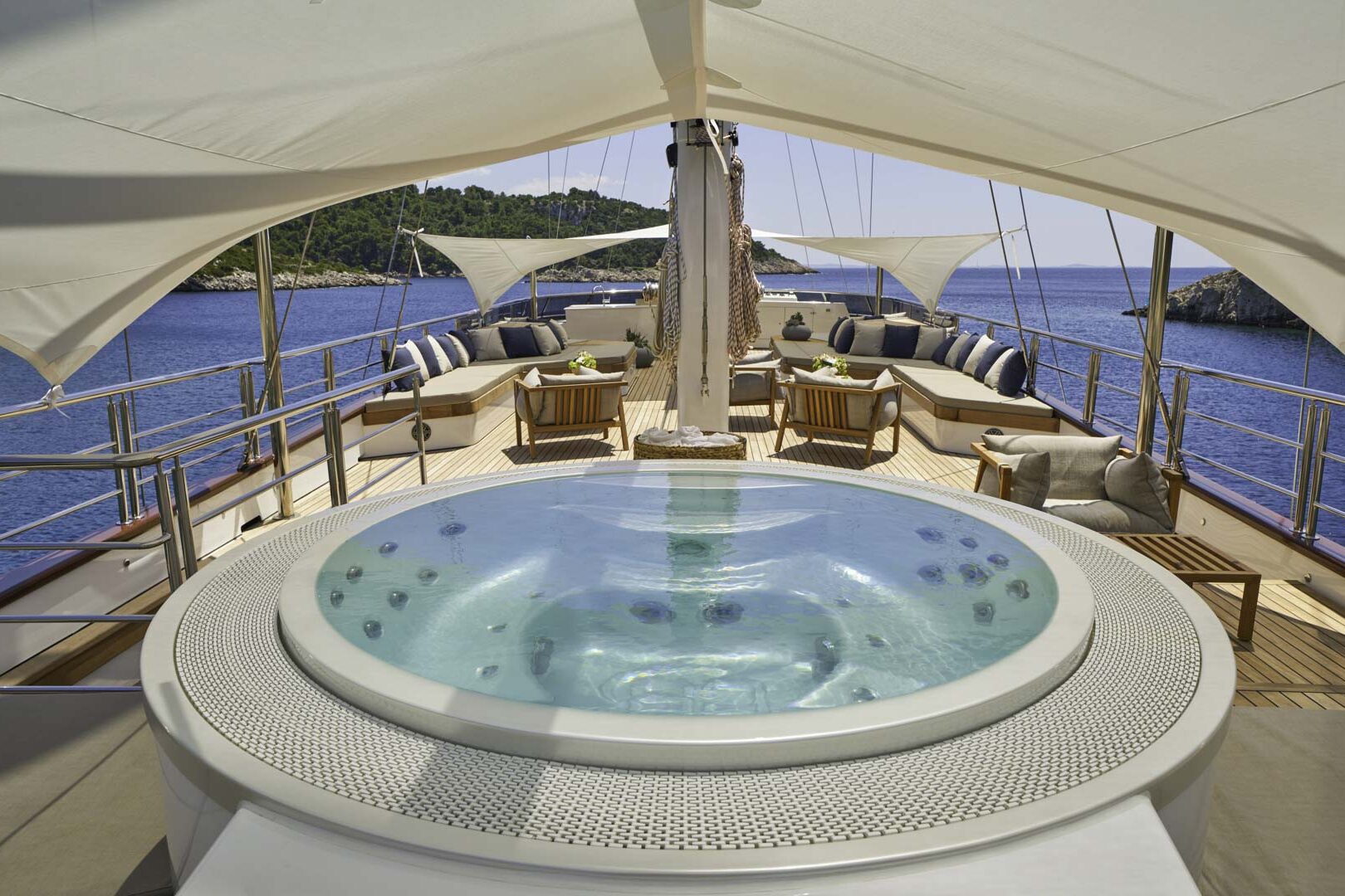 Luxury sailing yacht MarAllure Jacuzzi