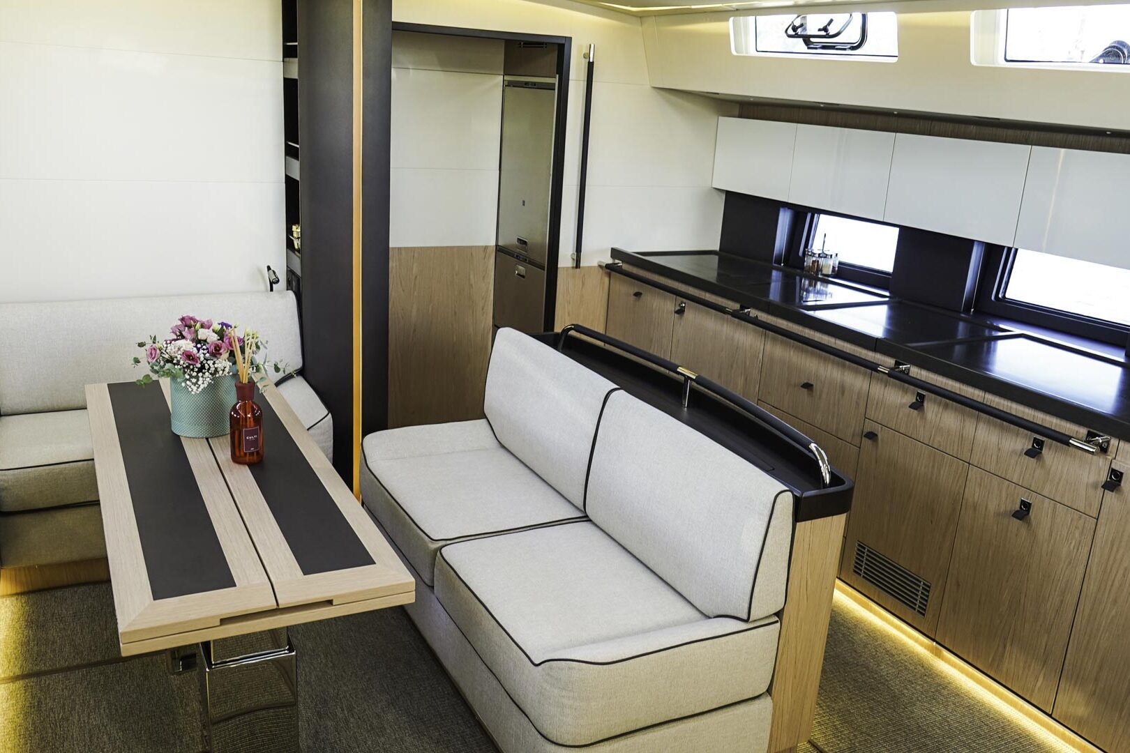 Oceanis Yacht 62 salon view