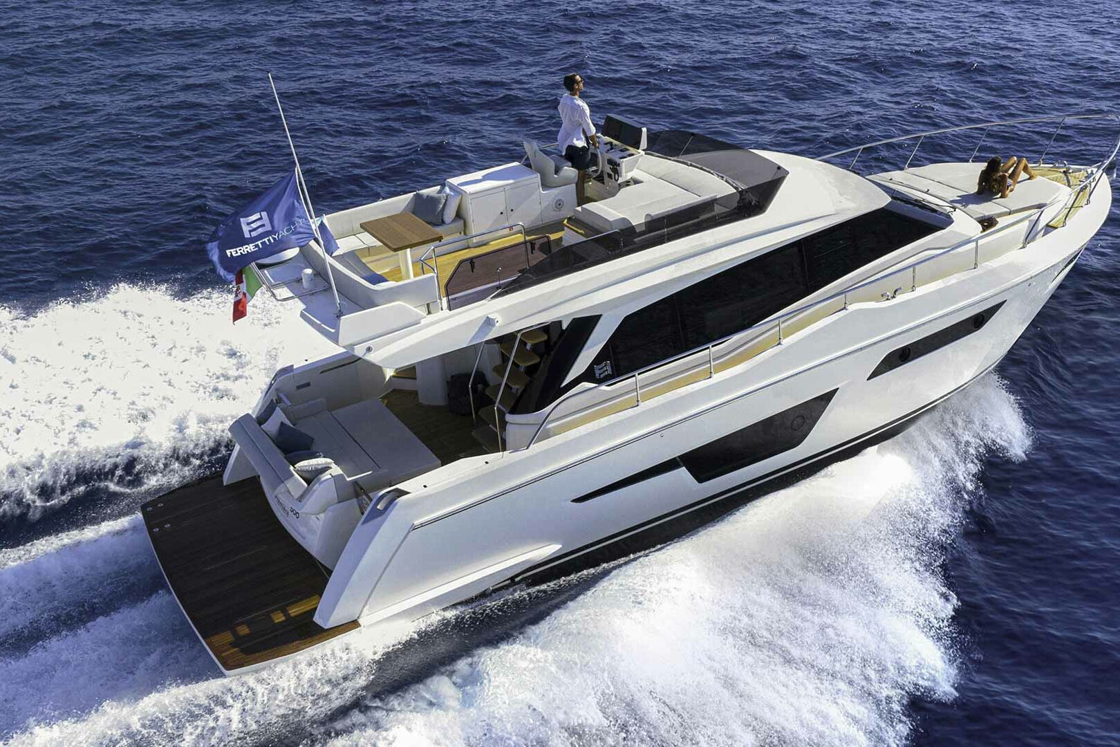 Motor boat Ferretti Yachts 500 aft fast running