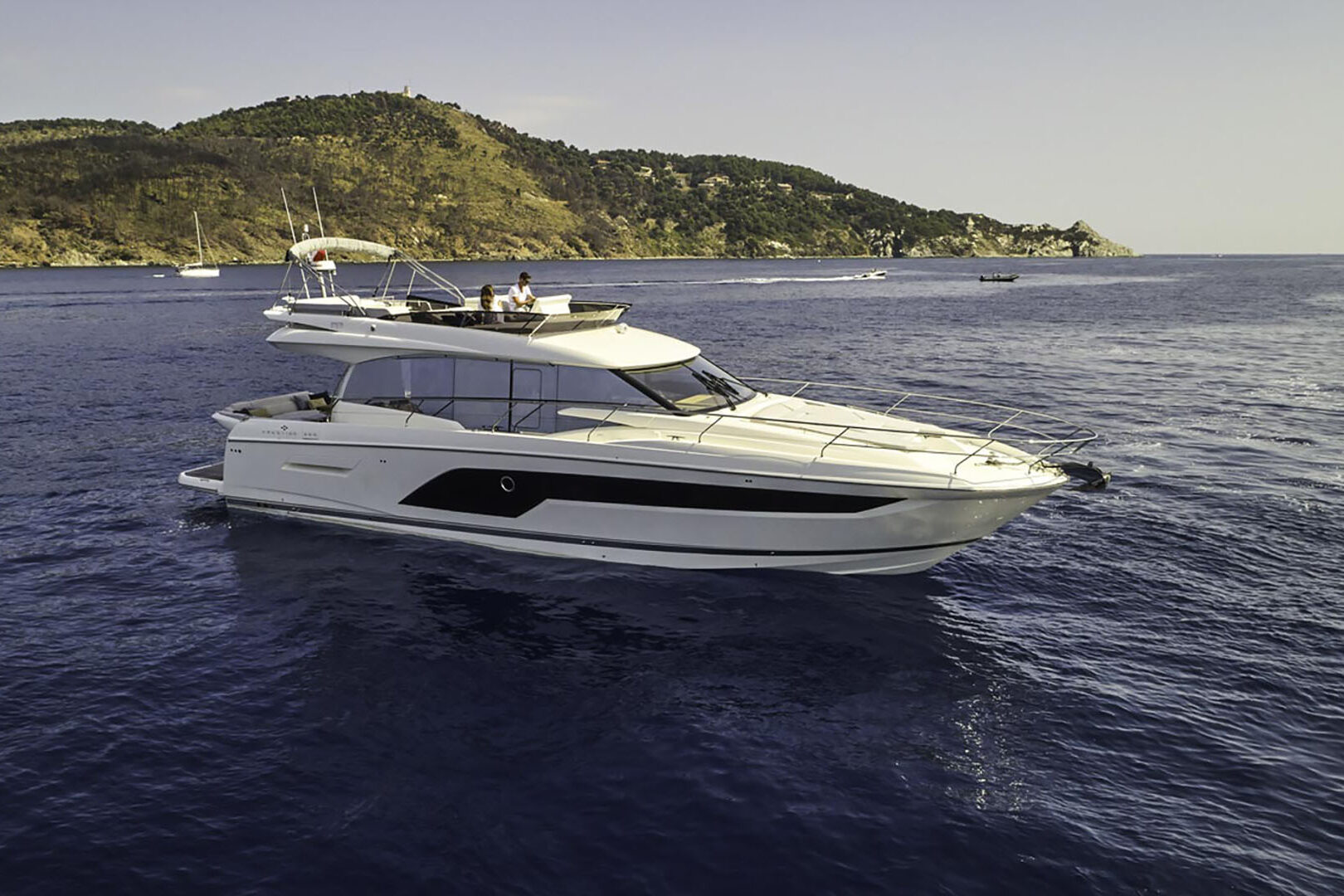 Motor boat Prestige 590 Fly anchored