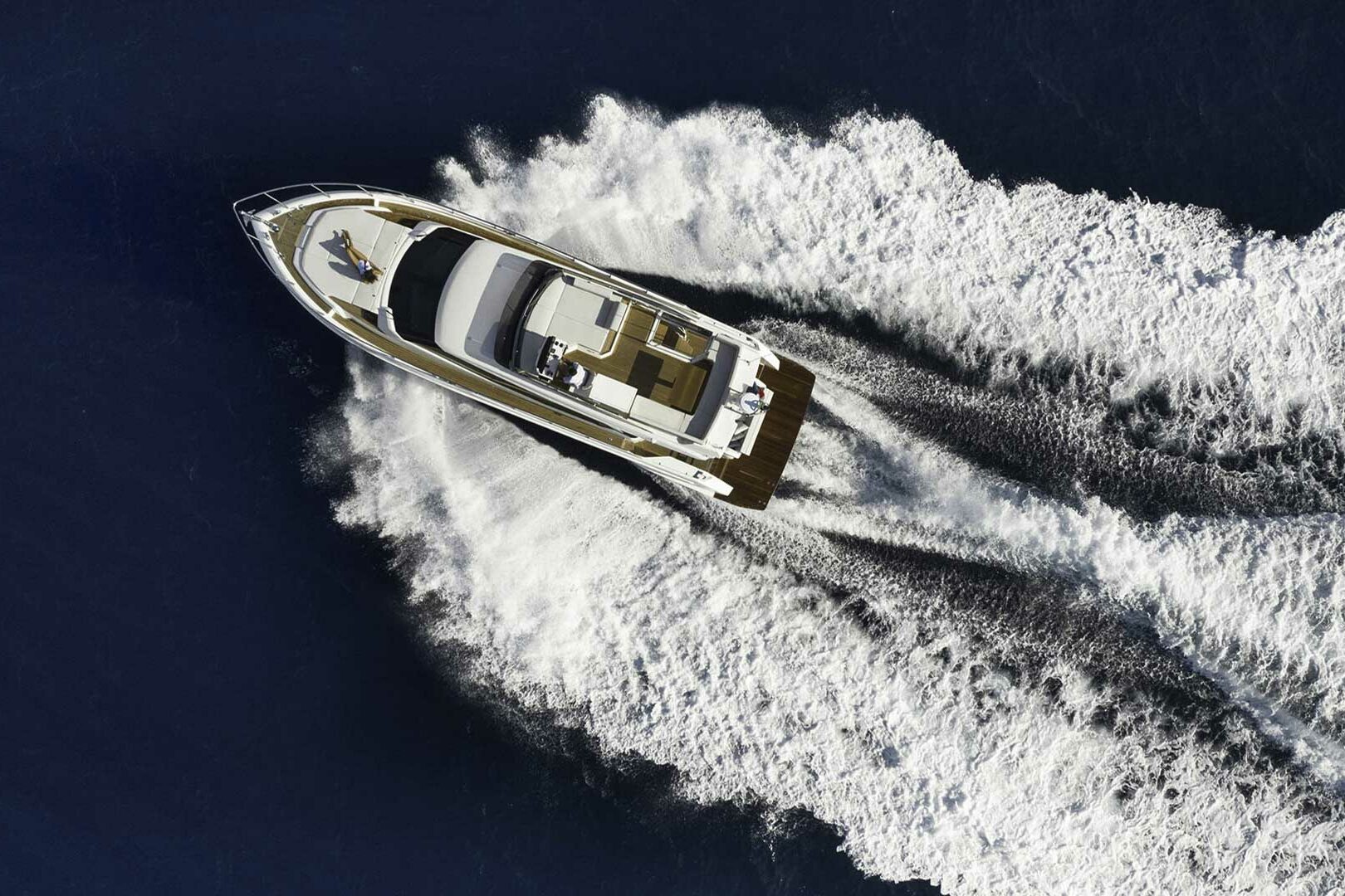 Motor boat Ferretti Yachts 500 aereal running