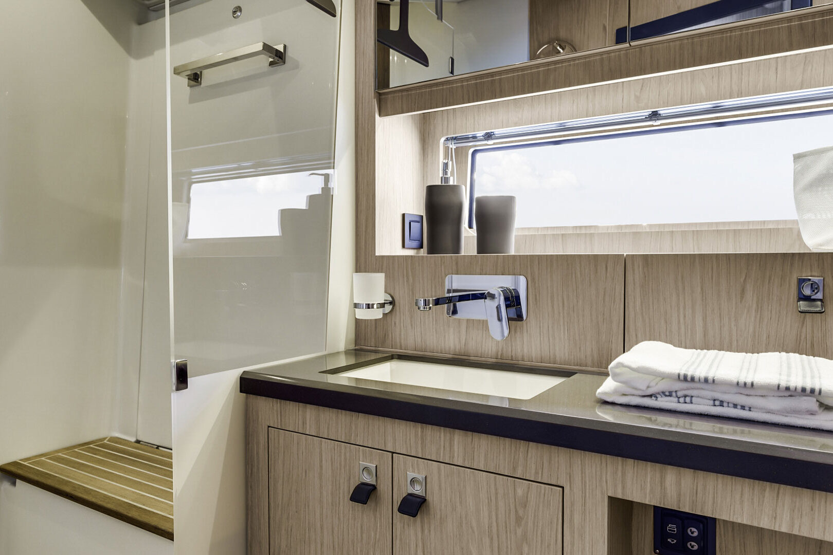 Oceanis Yacht 62 bathroom