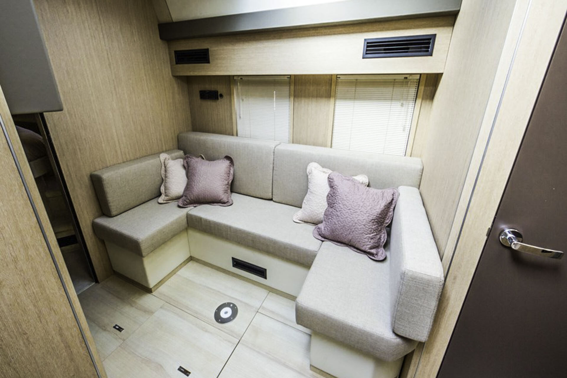 Cranchi M44 HT lounging area