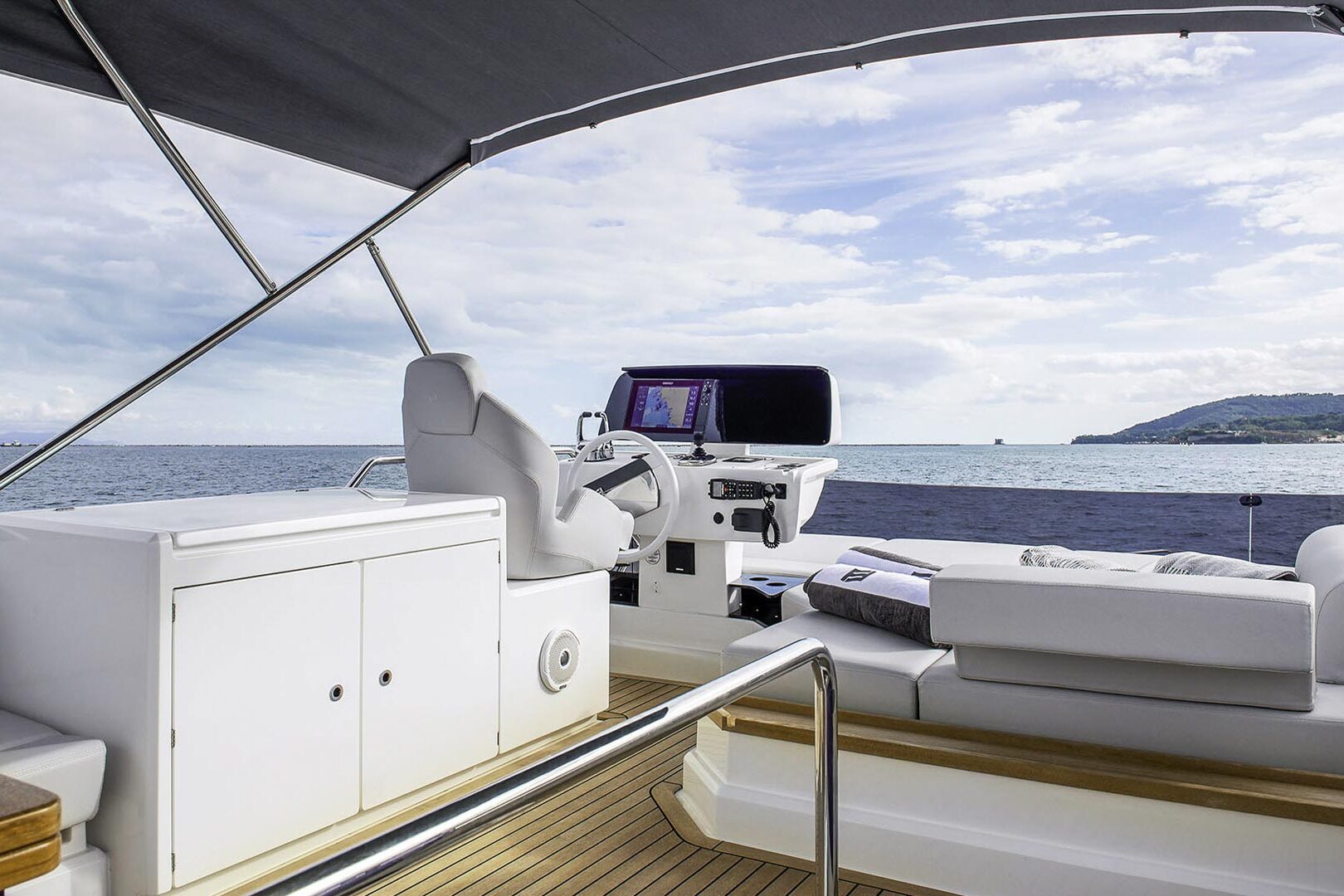 Ferretti Yachts 500 flybridge forward view