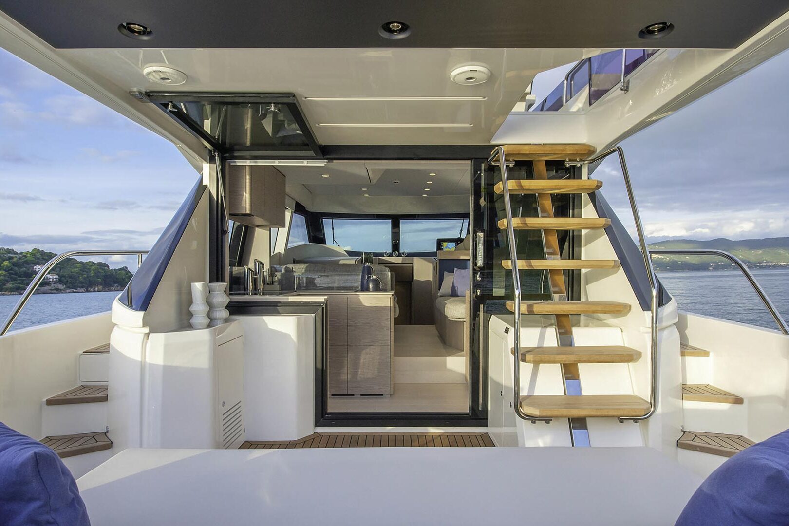 Ferretti Yachts 500 aft lounging area