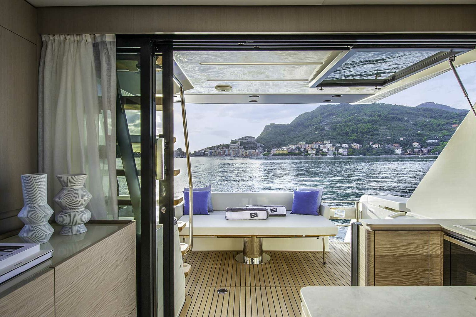 Ferretti Yachts 500 salon entrance