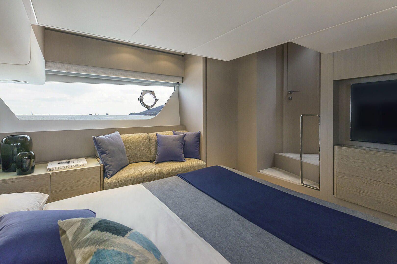 Ferretti Yachts 500 Master cabin entrance view