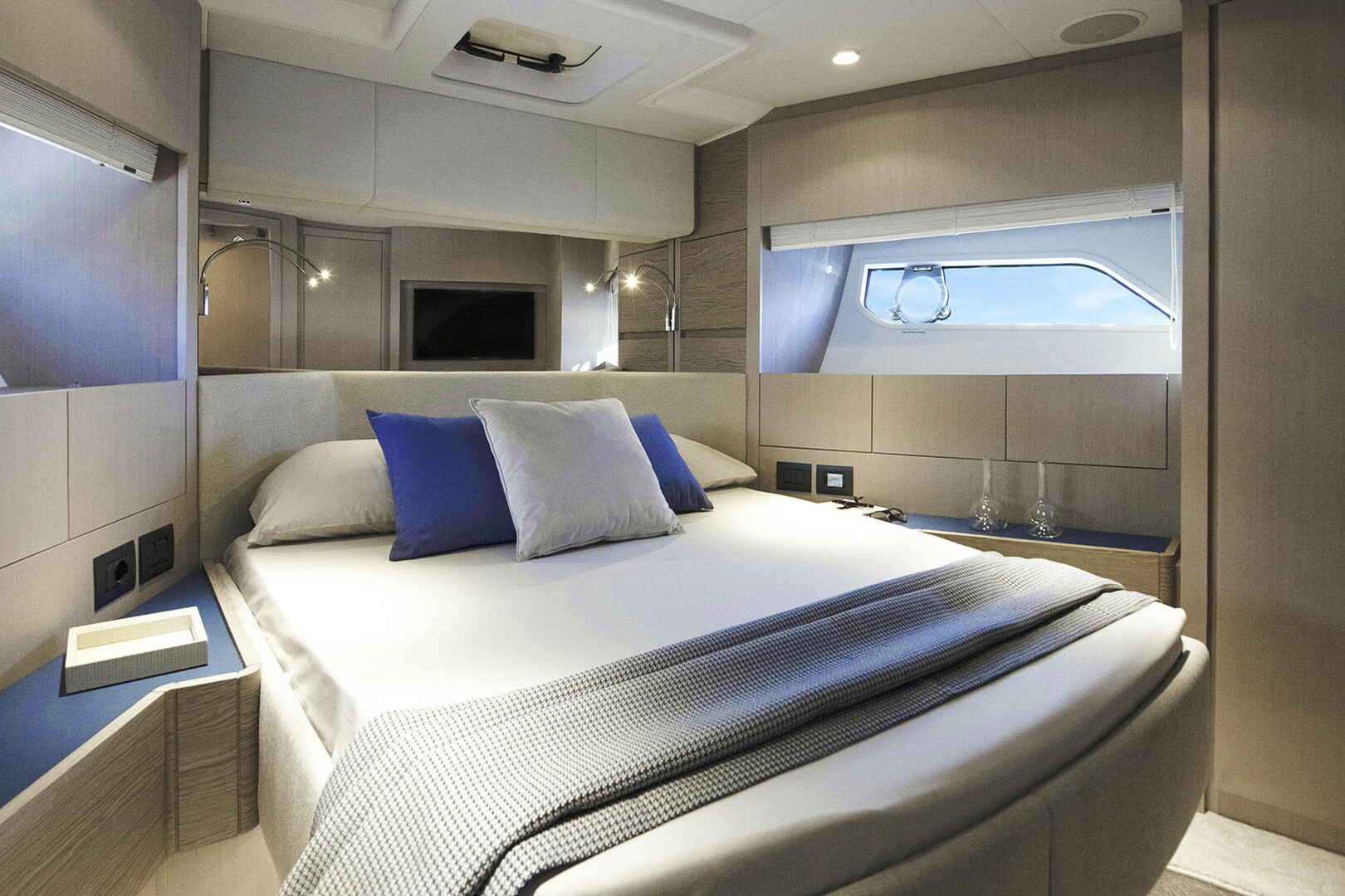 Ferretti Yachts 500 VIP cabin