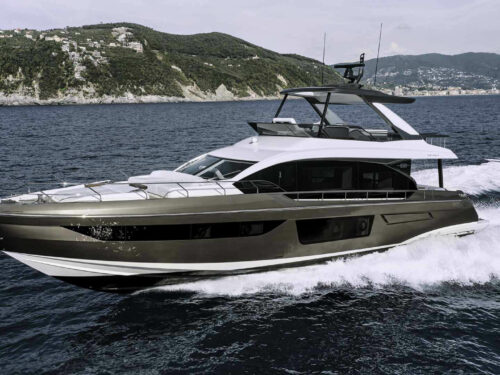 Luxury yacht Azimut 68 Fly running