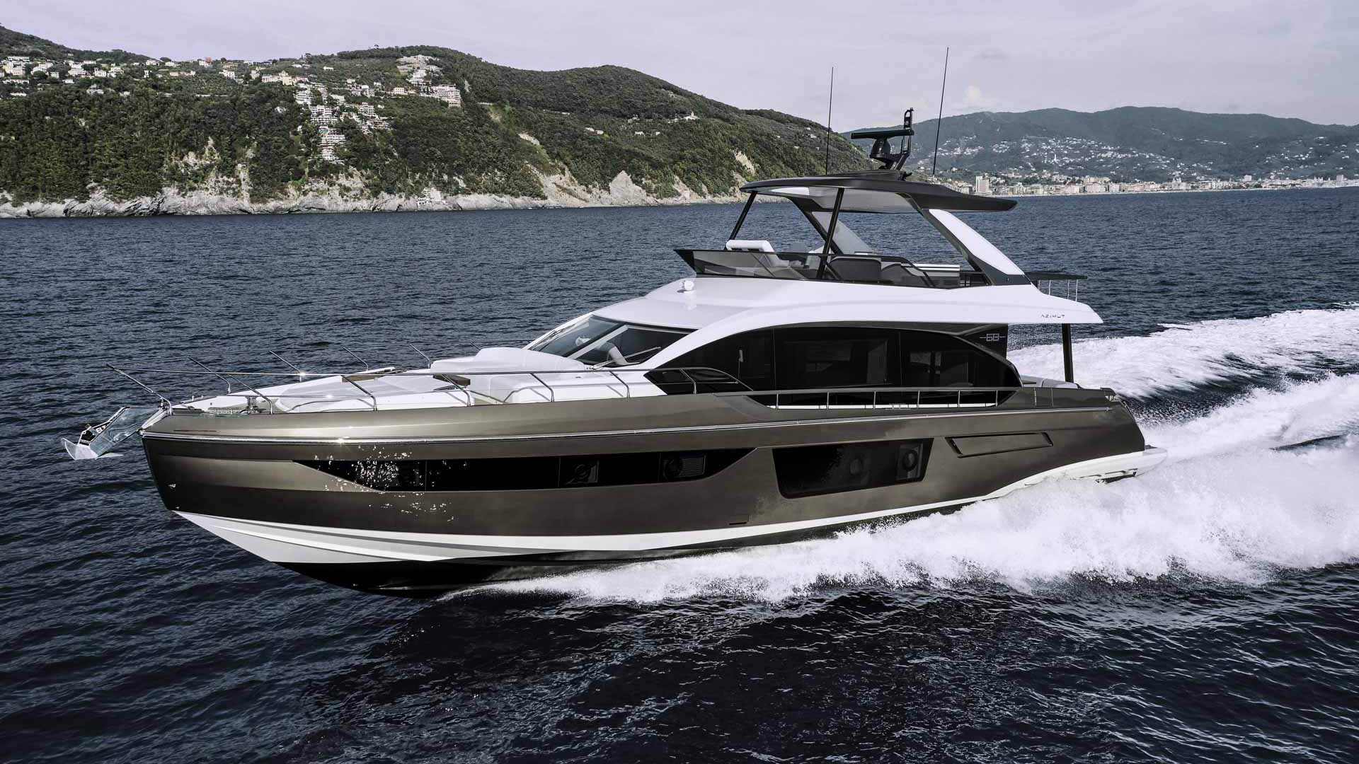 Luxury yacht Azimut 68 Fly running