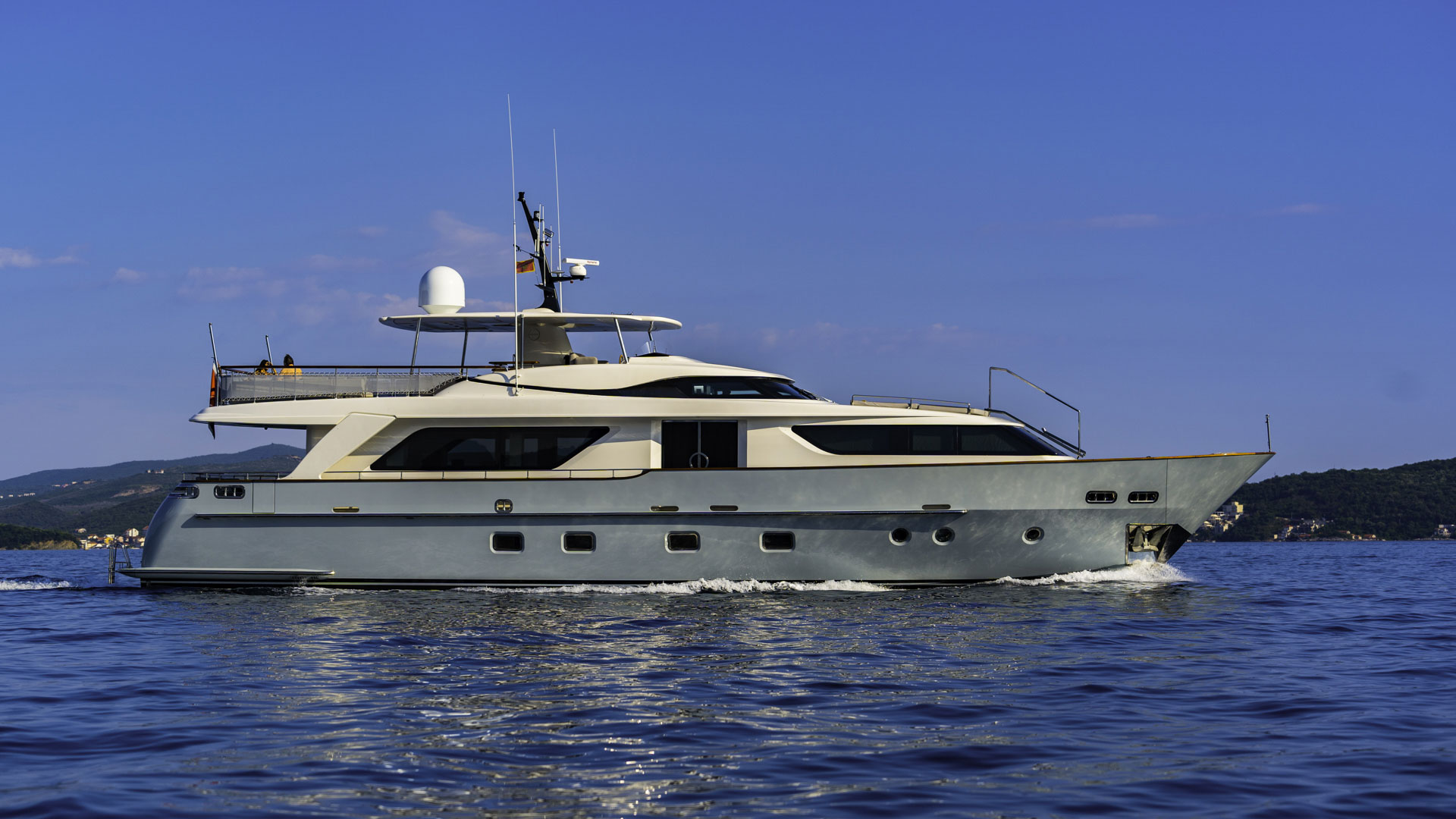 Luxury yacht Benetti Happy Me sunset port side