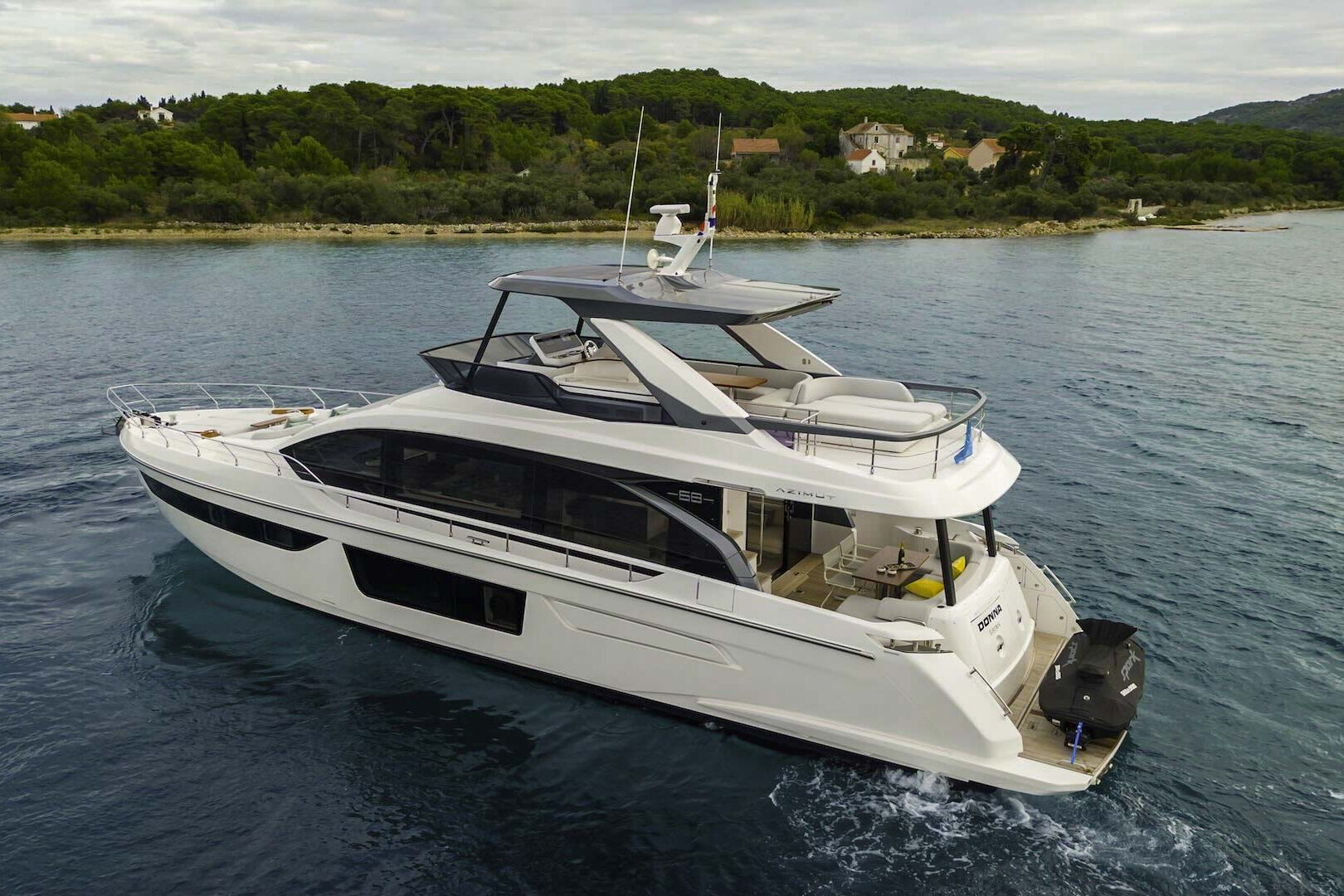 Azimut 68 Fly port side view