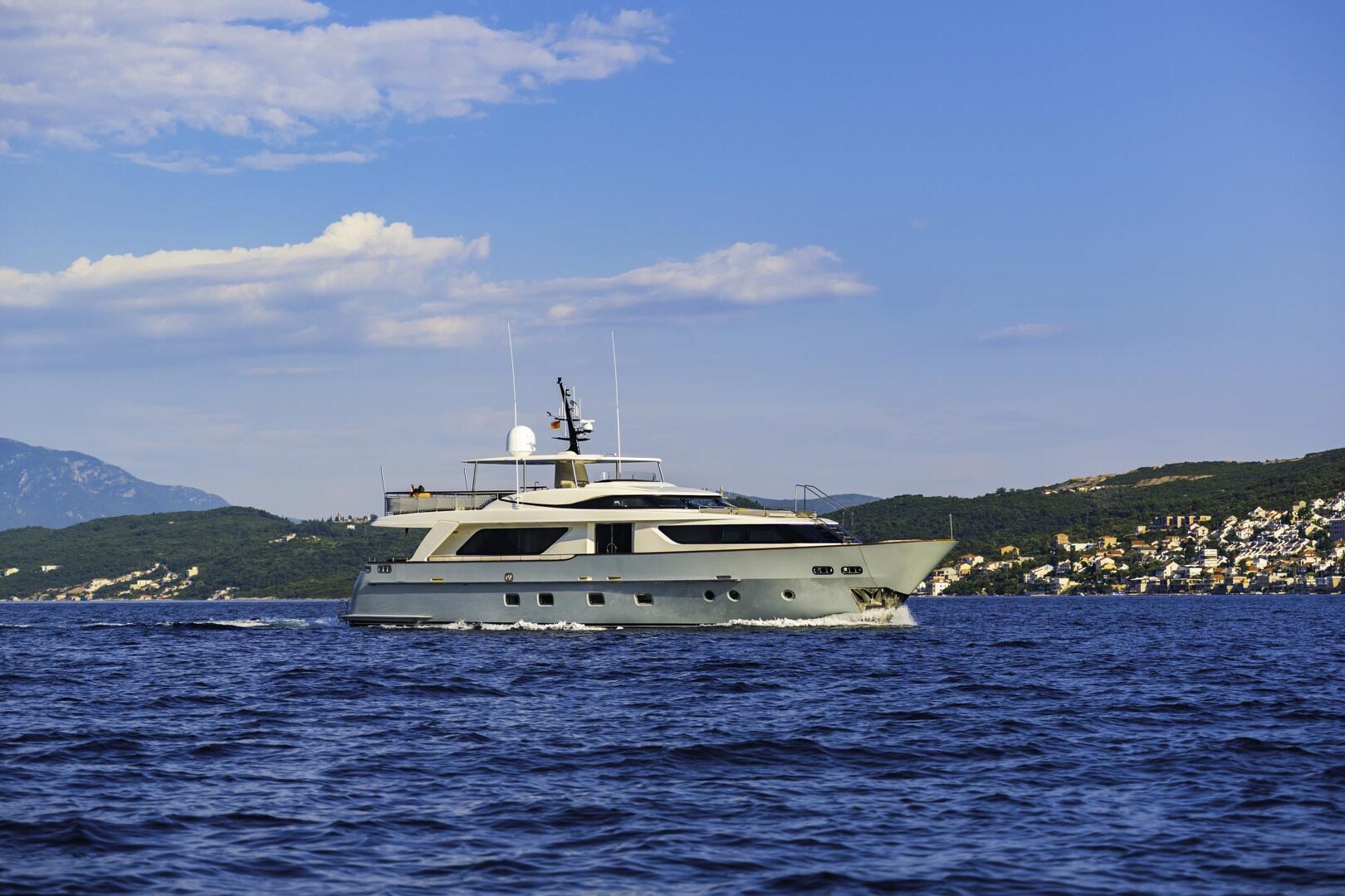 Luxury yacht VALENTINA II cruising