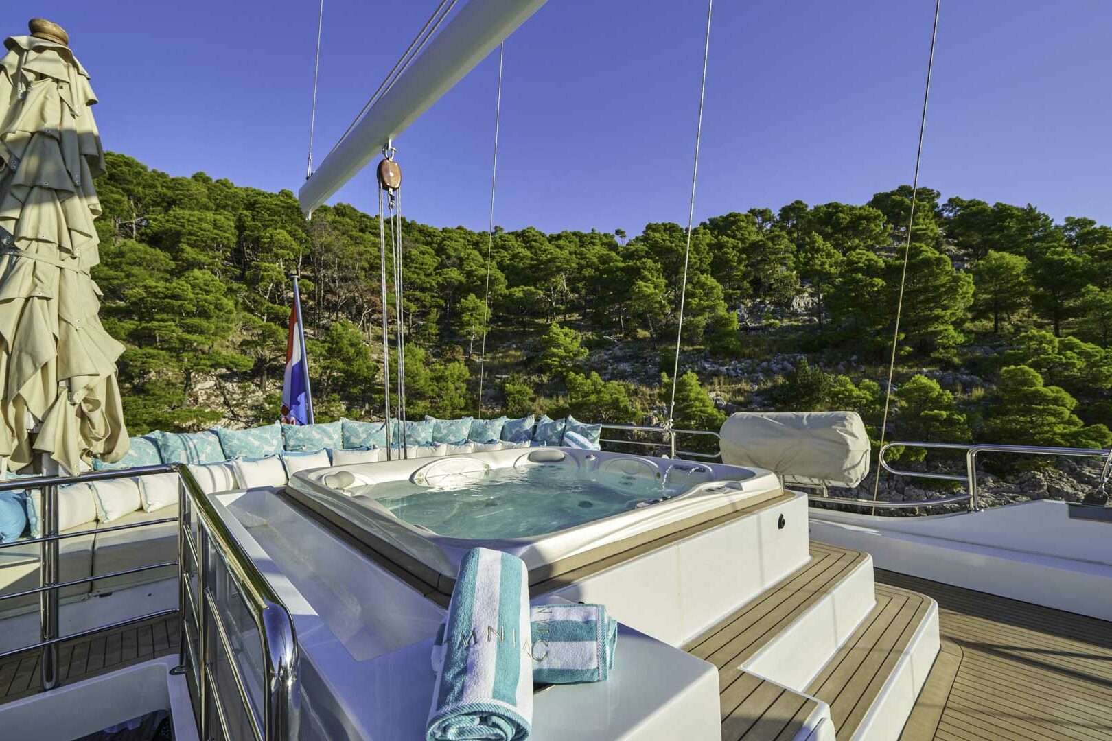 Luxury sailing yacht OMNIA Jacuzzi