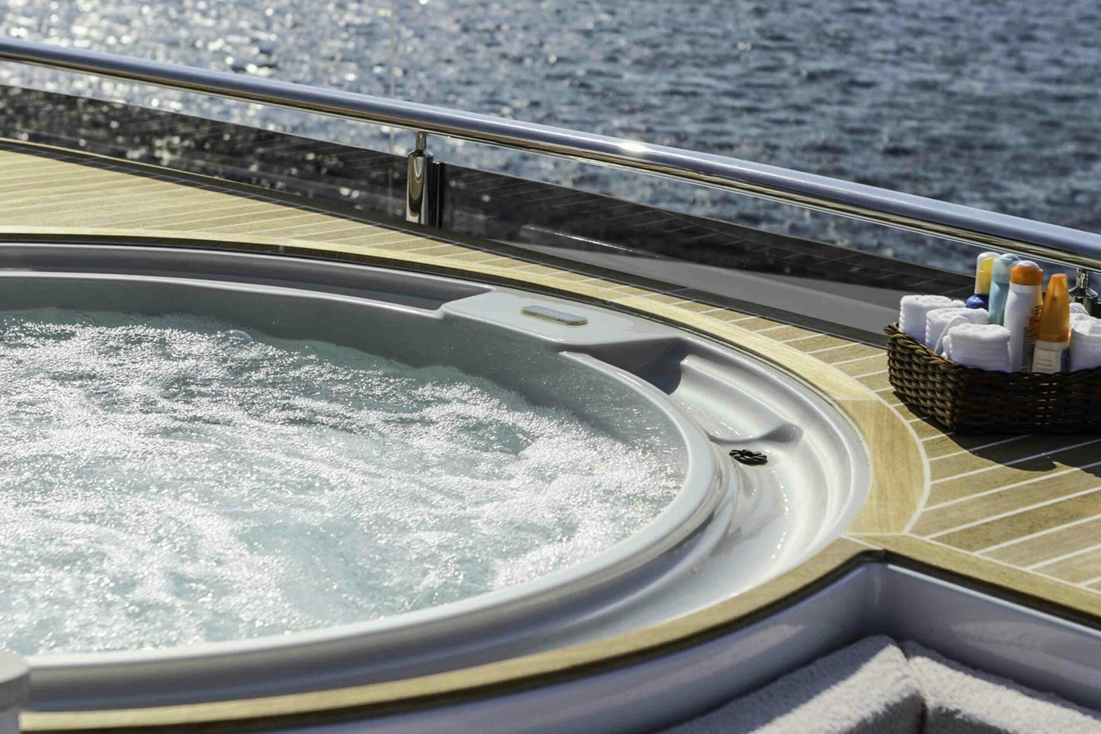 Luxury yacht QUARANTA Jacuzzi